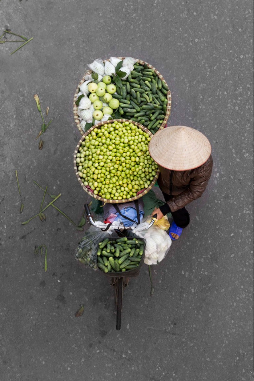 Top view: The photographer spent whole days on the bridge and took pictures of street vendors Top view: The photographer spent whole days on the bridge and took pictures of street vendors