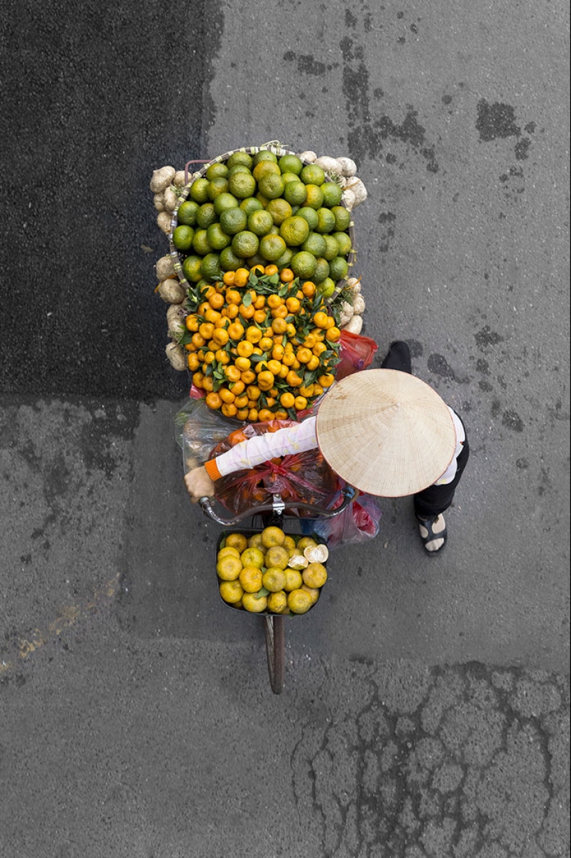 Top view: The photographer spent whole days on the bridge and took pictures of street vendors Top view: The photographer spent whole days on the bridge and took pictures of street vendors