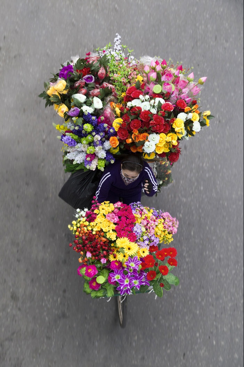 Top view: The photographer spent whole days on the bridge and took pictures of street vendors Top view: The photographer spent whole days on the bridge and took pictures of street vendors