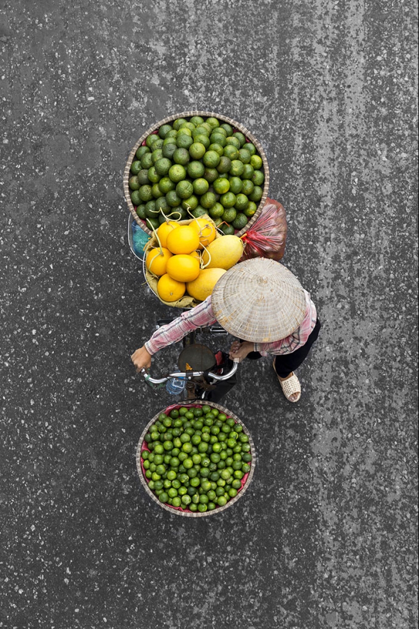 Top view: The photographer spent whole days on the bridge and took pictures of street vendors Top view: The photographer spent whole days on the bridge and took pictures of street vendors