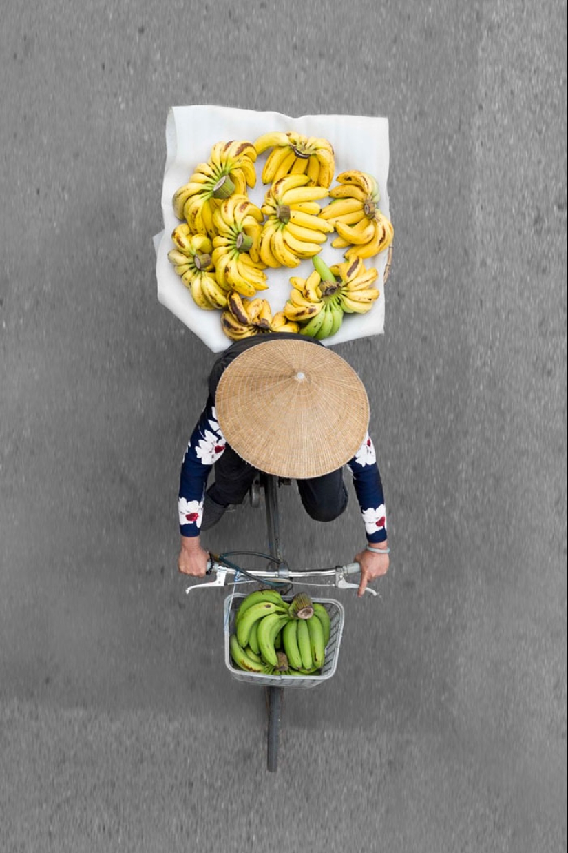 Top view: The photographer spent whole days on the bridge and took pictures of street vendors Top view: The photographer spent whole days on the bridge and took pictures of street vendors