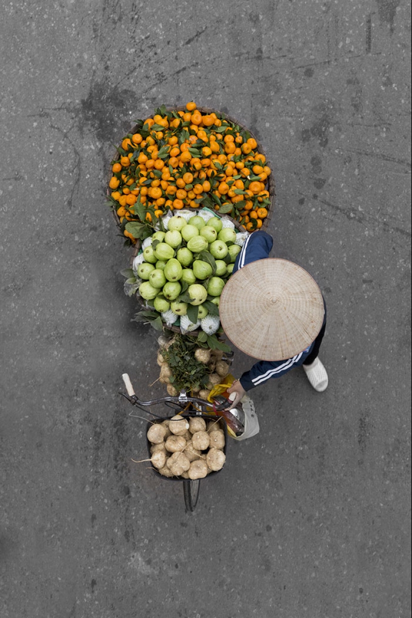 Top view: The photographer spent whole days on the bridge and took pictures of street vendors Top view: The photographer spent whole days on the bridge and took pictures of street vendors