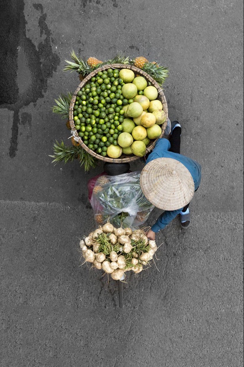Top view: The photographer spent whole days on the bridge and took pictures of street vendors Top view: The photographer spent whole days on the bridge and took pictures of street vendors