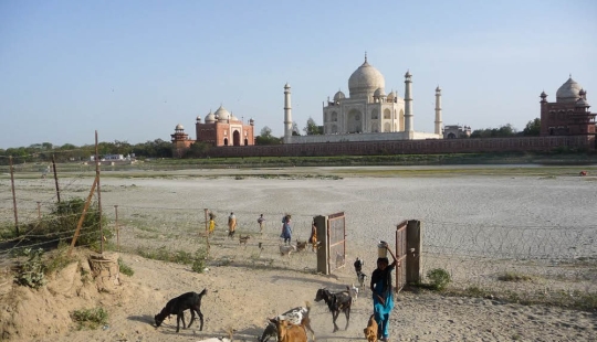 Tourists have no place here: world attractions taken from an extremely unfavorable angle Tourists have no place here: world attractions taken from an extremely unfavorable angle