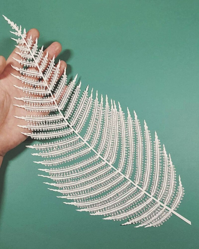 Una chica corta intrincadas obras maestras de papel