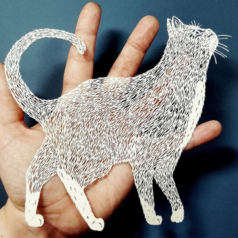Una chica corta intrincadas obras maestras de papel