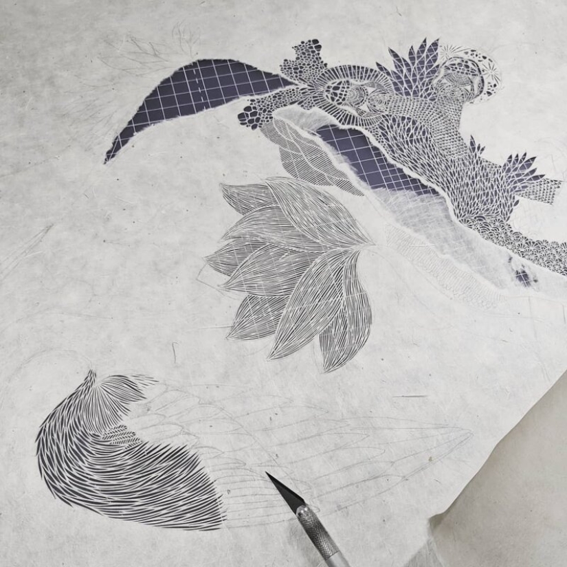 Una chica corta intrincadas obras maestras de papel