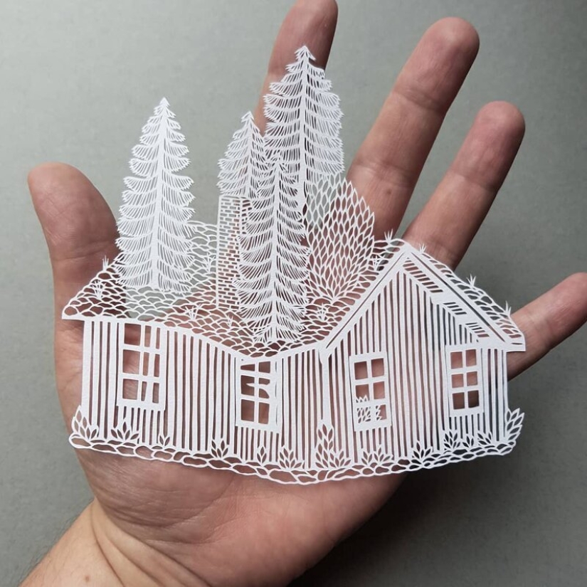 Una chica corta intrincadas obras maestras de papel