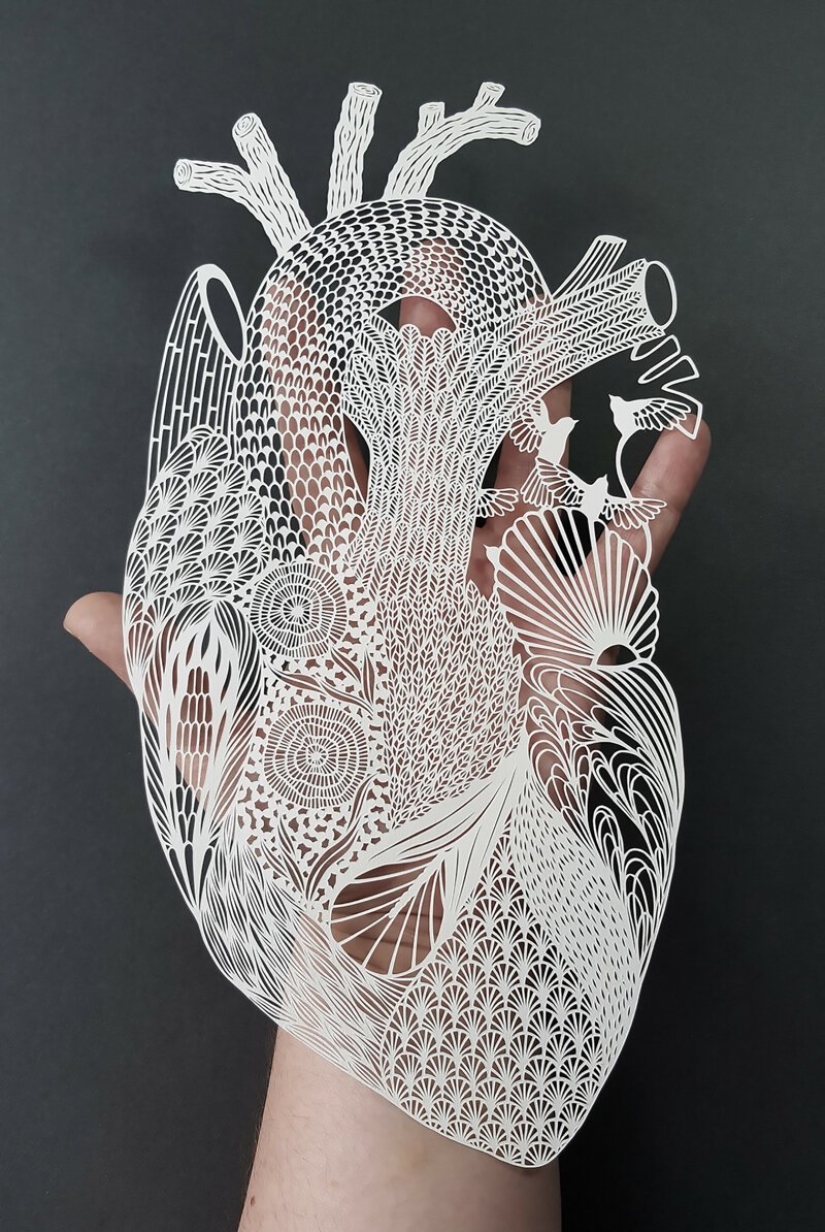 Una chica corta intrincadas obras maestras de papel