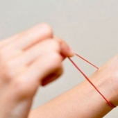 Una coleta para el cabello casi incapacita a una mujer