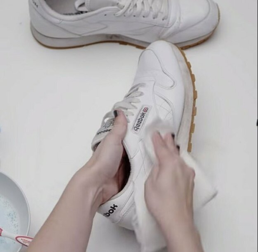 Una manera fácil de restaurar las zapatillas a su blancura anterior en cuestión de minutos