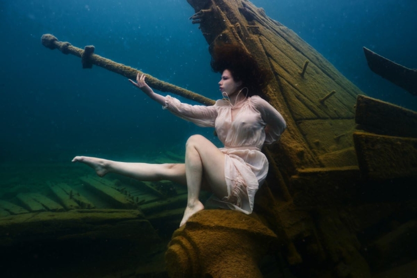Underwater photo shoot in the icy water of a Canadian lake — a new Guinness record Underwater photo shoot in the icy water of a Canadian lake — a new Guinness record