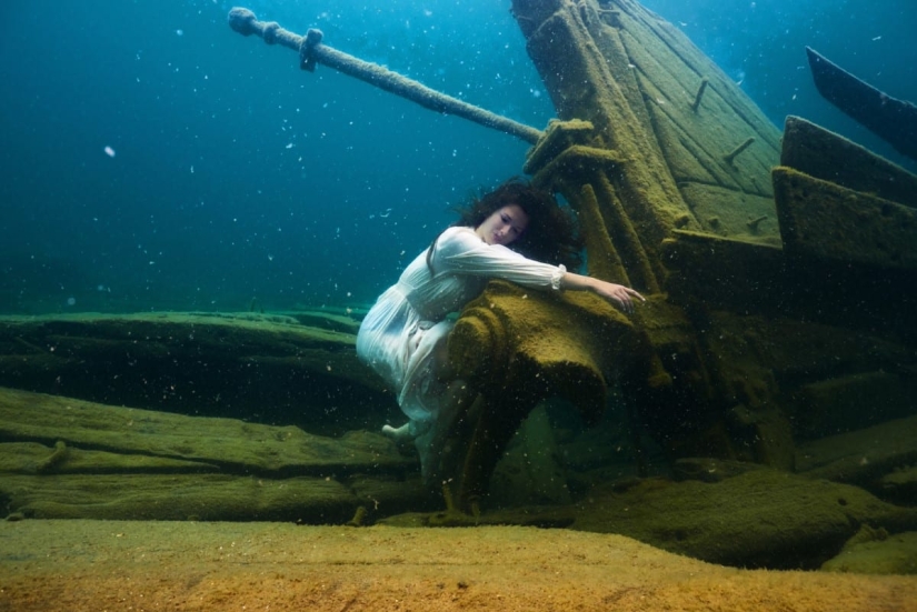 Underwater photo shoot in the icy water of a Canadian lake — a new Guinness record Underwater photo shoot in the icy water of a Canadian lake — a new Guinness record