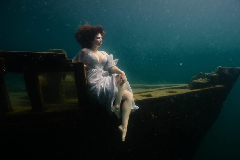 Underwater photo shoot in the icy water of a Canadian lake — a new Guinness record Underwater photo shoot in the icy water of a Canadian lake — a new Guinness record