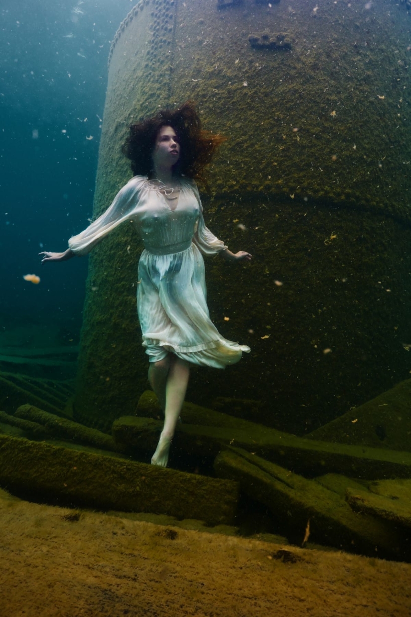 Underwater photo shoot in the icy water of a Canadian lake — a new Guinness record Underwater photo shoot in the icy water of a Canadian lake — a new Guinness record