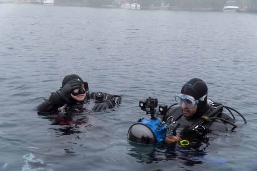 Underwater photo shoot in the icy water of a Canadian lake — a new Guinness record Underwater photo shoot in the icy water of a Canadian lake — a new Guinness record