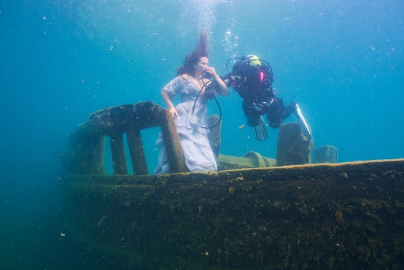 Underwater photo shoot in the icy water of a Canadian lake — a new Guinness record Underwater photo shoot in the icy water of a Canadian lake — a new Guinness record