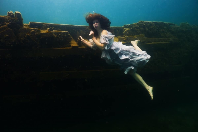 Underwater photo shoot in the icy water of a Canadian lake — a new Guinness record Underwater photo shoot in the icy water of a Canadian lake — a new Guinness record