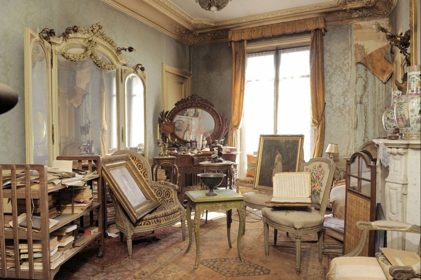 Unusual greetings in light of the past: the frightening findings in time capsules