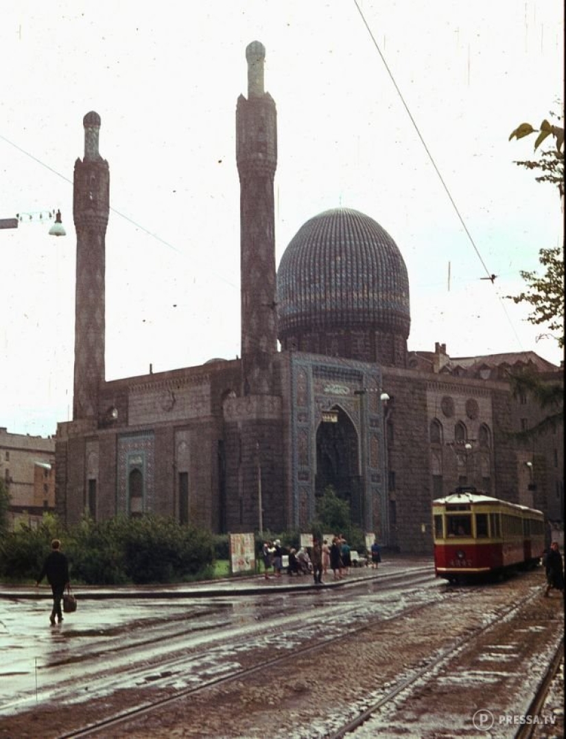 USSR in color: photographs of streets of Leningrad in the 1960s of the year USSR in color: photographs of streets of Leningrad in the 1960s of the year