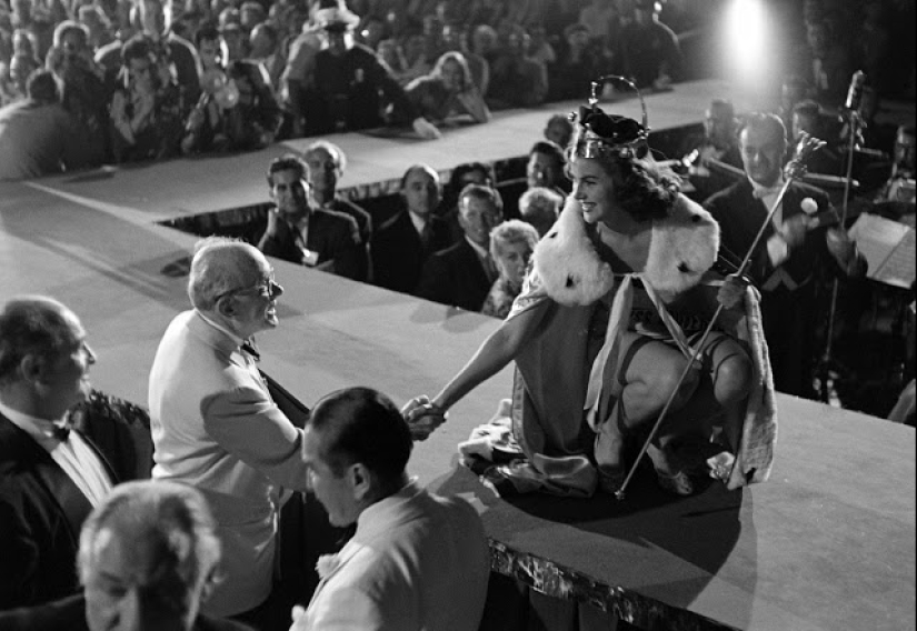 Ver los participantes en el concurso de "Miss universo" 50 años