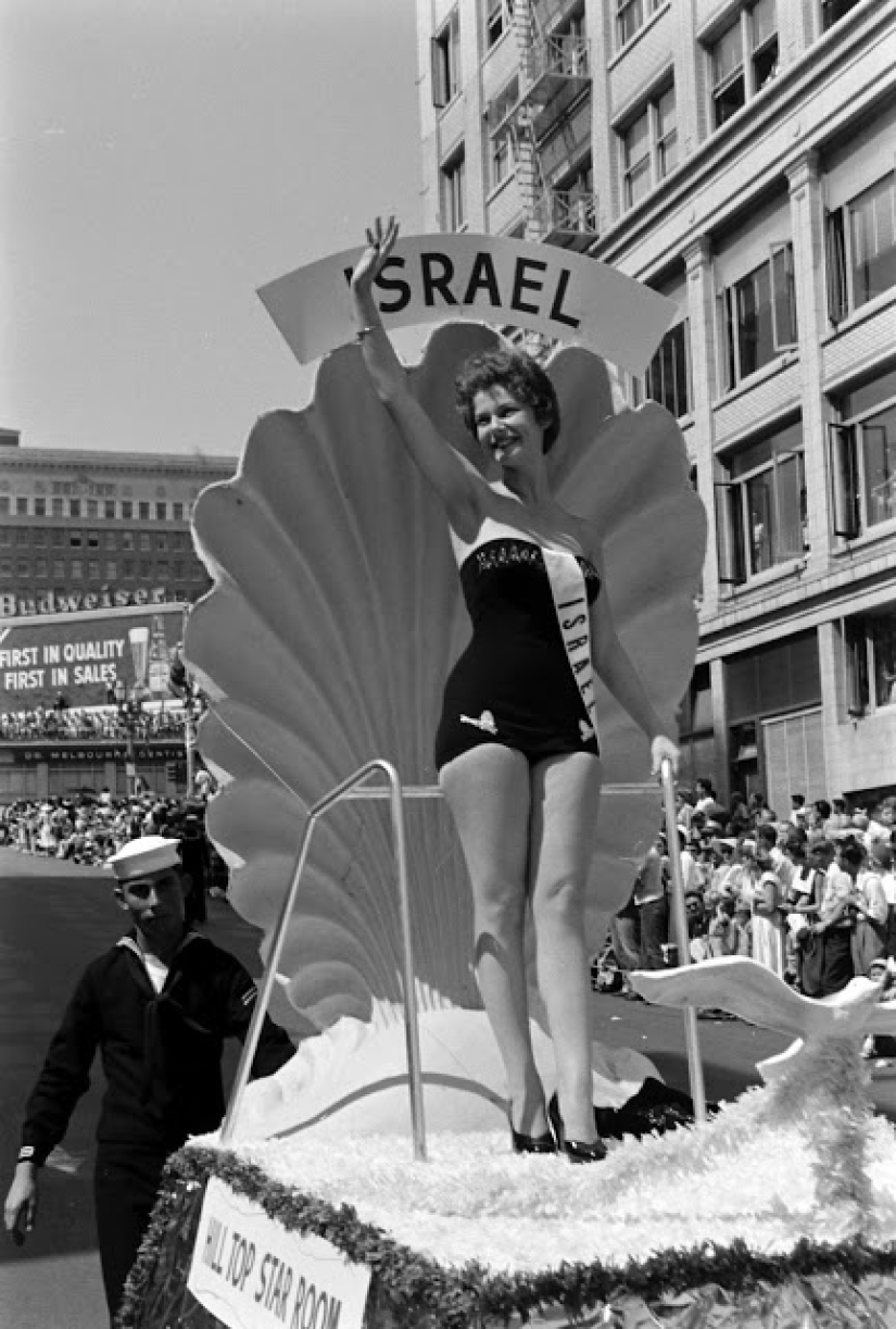 Ver los participantes en el concurso de "Miss universo" 50 años
