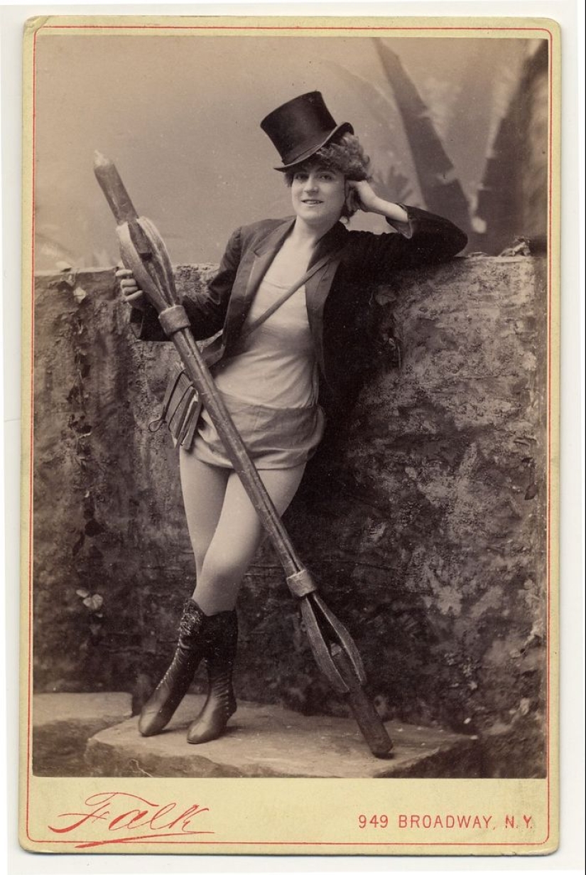 Victorian era burlesque dancers