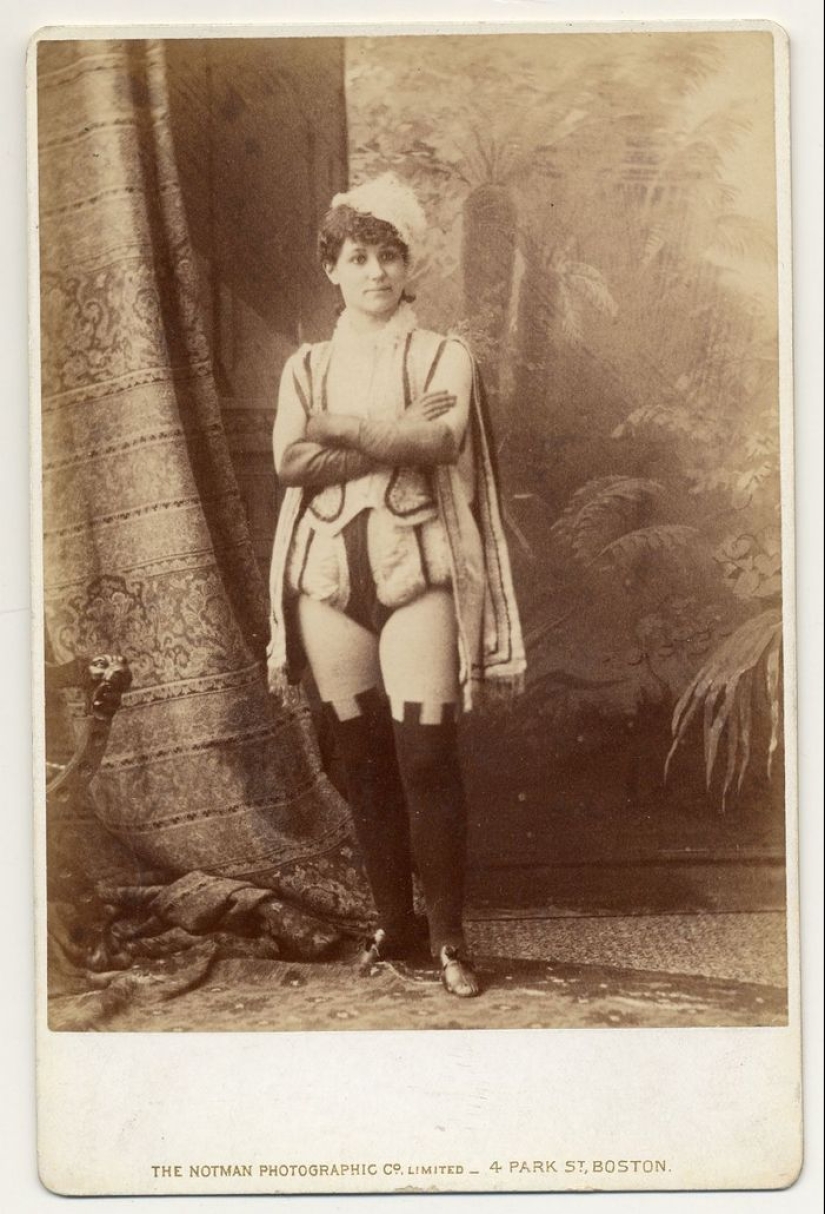 Victorian era burlesque dancers