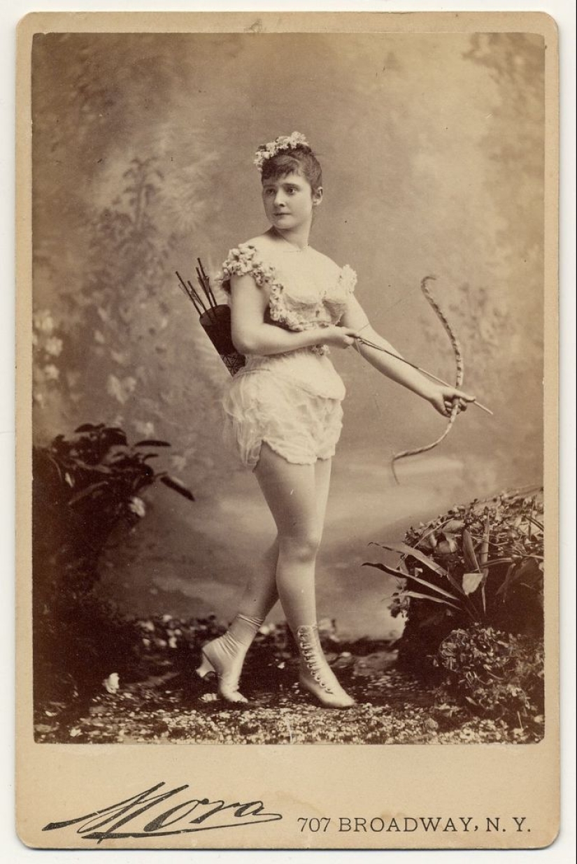Victorian era burlesque dancers