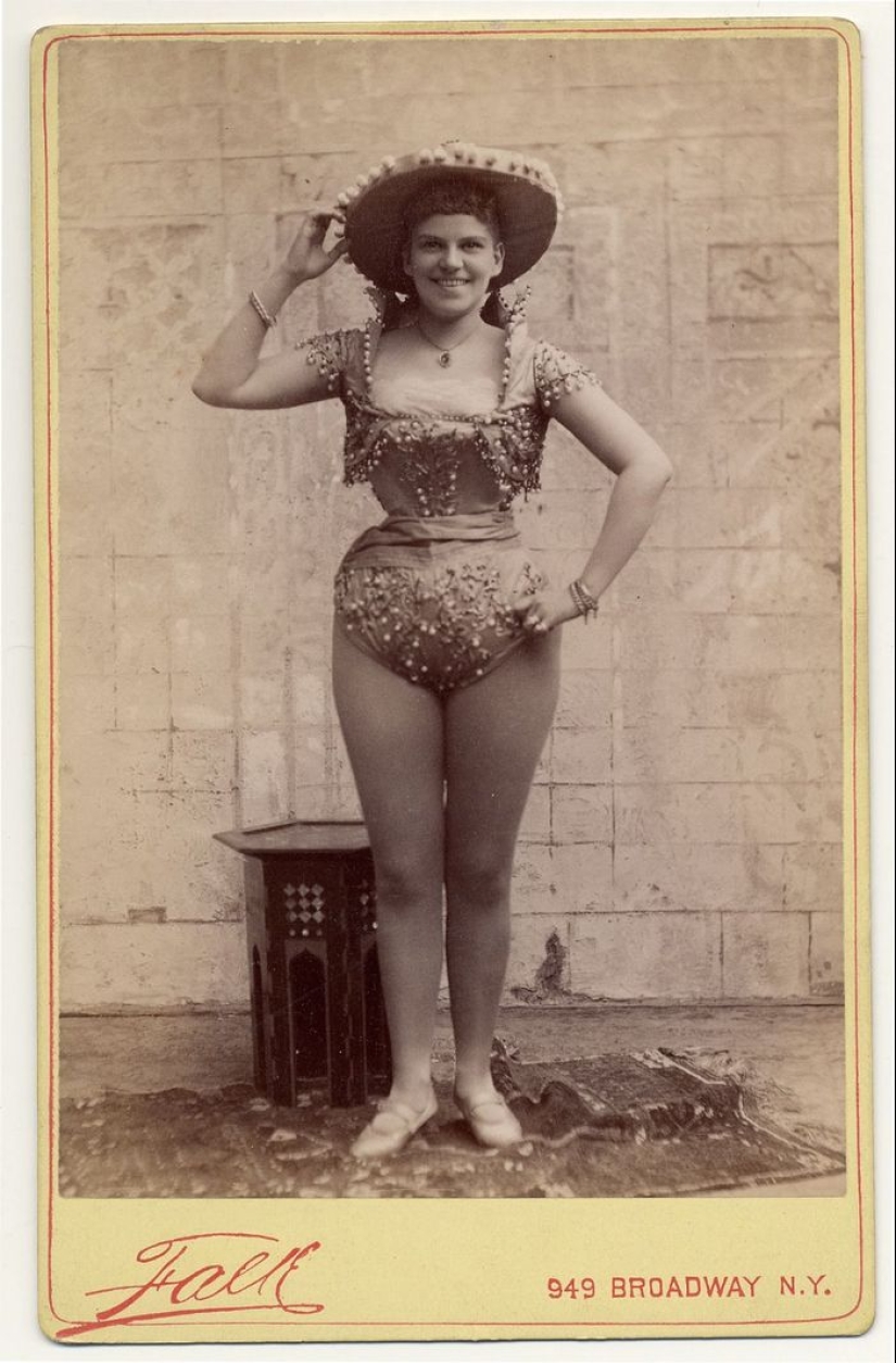 Victorian era burlesque dancers