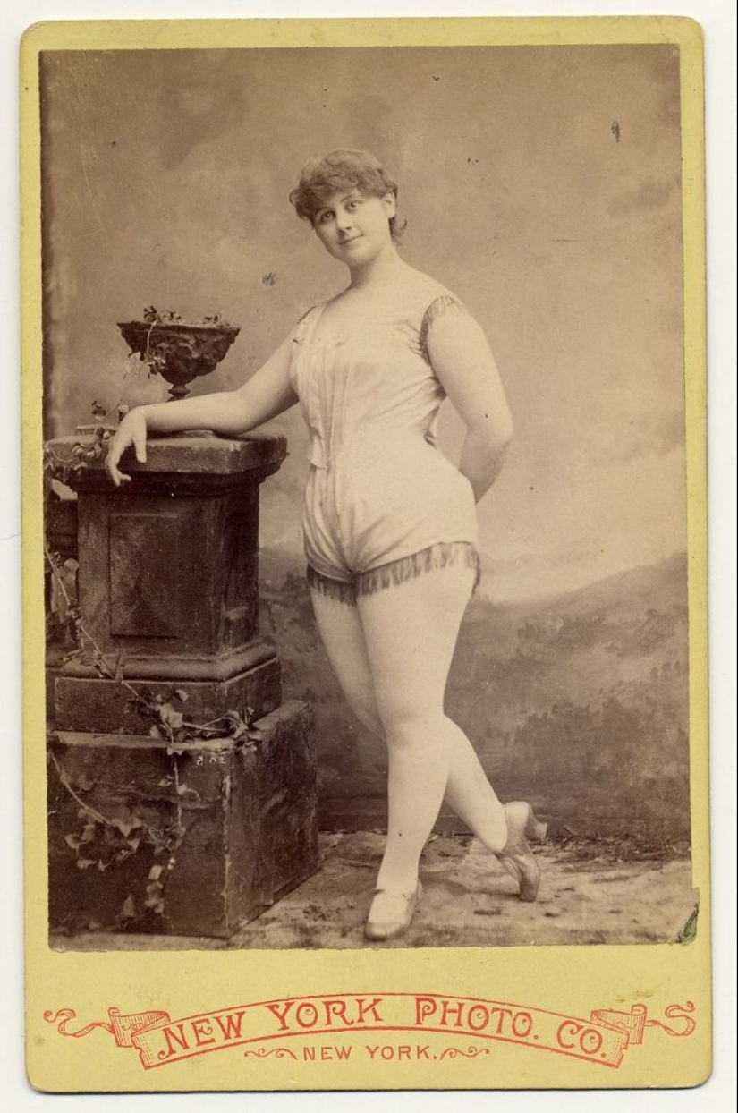 Victorian era burlesque dancers