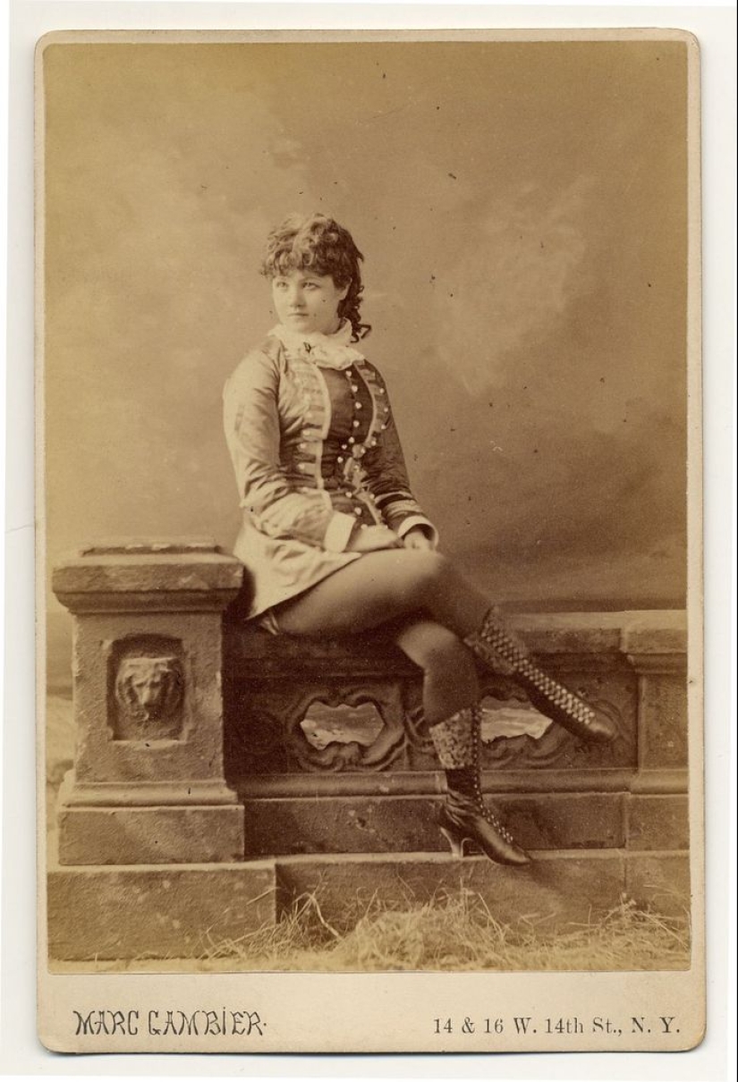 Victorian era burlesque dancers