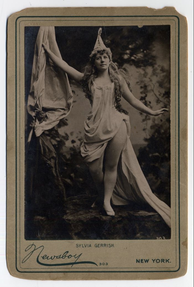 Victorian era burlesque dancers