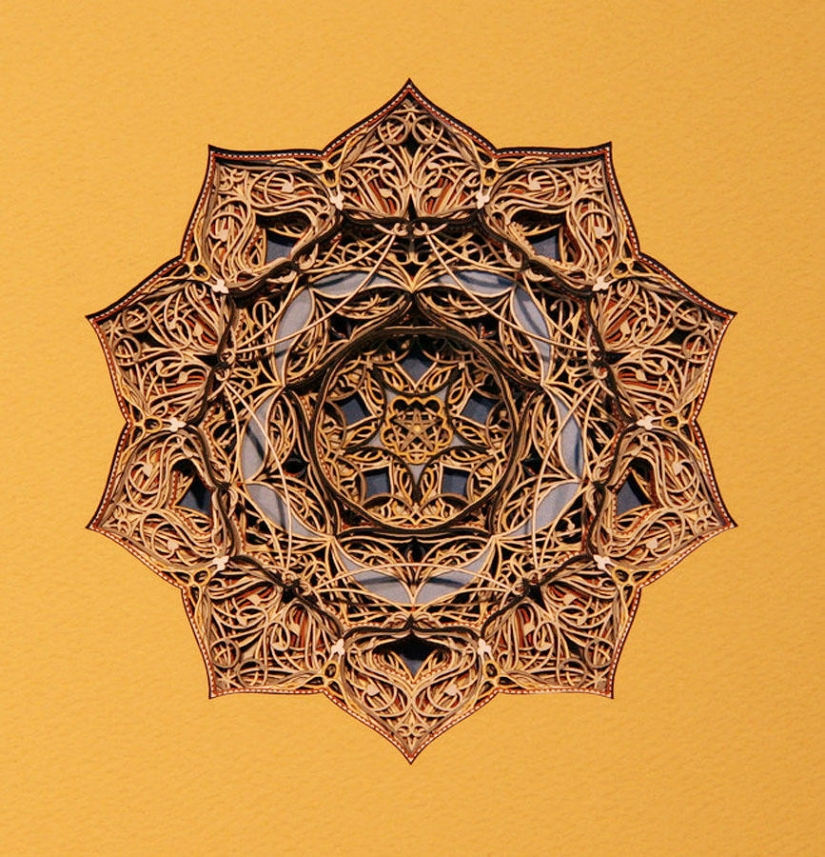 Vidrieras caladas hechas de... cartón