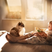 Viejos y jóvenes: un conmovedor proyecto fotográfico sobre la conexión de la generación mayor con los nietos