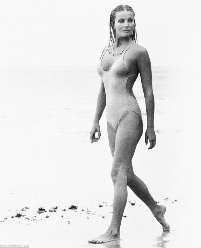 ¡Viva el verano! Fotos antiguas de bellezas famosas en la playa.