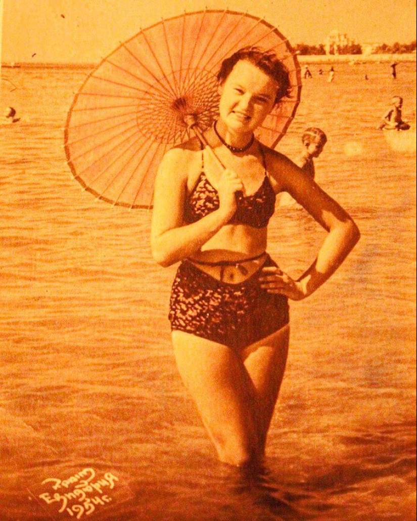 ¡Viva el verano! Fotos antiguas de bellezas famosas en la playa.