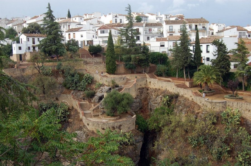 Volando sobre el desfiladero de Ronda: una ciudad extraordinaria en las rocas Volando sobre el desfiladero de Ronda: una ciudad extraordinaria en las rocas