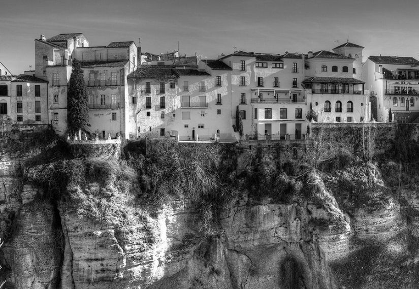 Volando sobre el desfiladero de Ronda: una ciudad extraordinaria en las rocas Volando sobre el desfiladero de Ronda: una ciudad extraordinaria en las rocas
