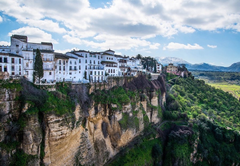 Volando sobre el desfiladero de Ronda: una ciudad extraordinaria en las rocas Volando sobre el desfiladero de Ronda: una ciudad extraordinaria en las rocas