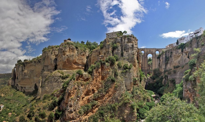 Volando sobre el desfiladero de Ronda: una ciudad extraordinaria en las rocas Volando sobre el desfiladero de Ronda: una ciudad extraordinaria en las rocas