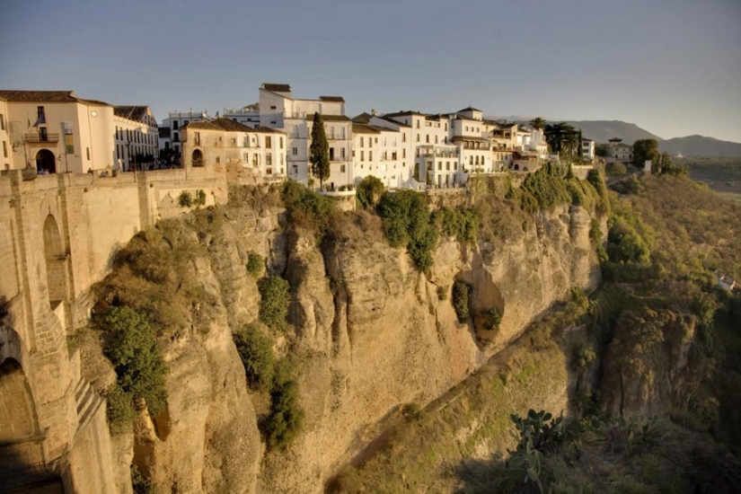 Volando sobre el desfiladero de Ronda: una ciudad extraordinaria en las rocas Volando sobre el desfiladero de Ronda: una ciudad extraordinaria en las rocas