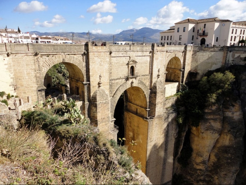Volando sobre el desfiladero de Ronda: una ciudad extraordinaria en las rocas Volando sobre el desfiladero de Ronda: una ciudad extraordinaria en las rocas