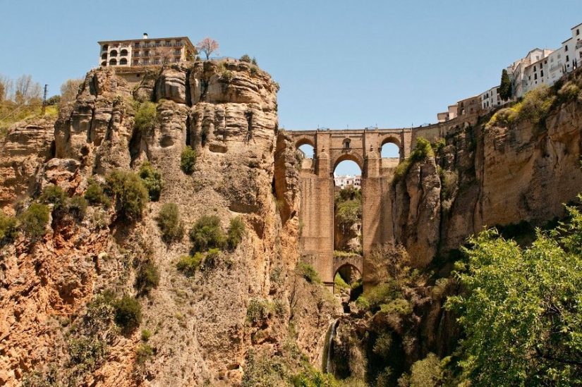 Volando sobre el desfiladero de Ronda: una ciudad extraordinaria en las rocas Volando sobre el desfiladero de Ronda: una ciudad extraordinaria en las rocas