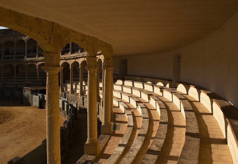 Volando sobre el desfiladero de Ronda: una ciudad extraordinaria en las rocas Volando sobre el desfiladero de Ronda: una ciudad extraordinaria en las rocas