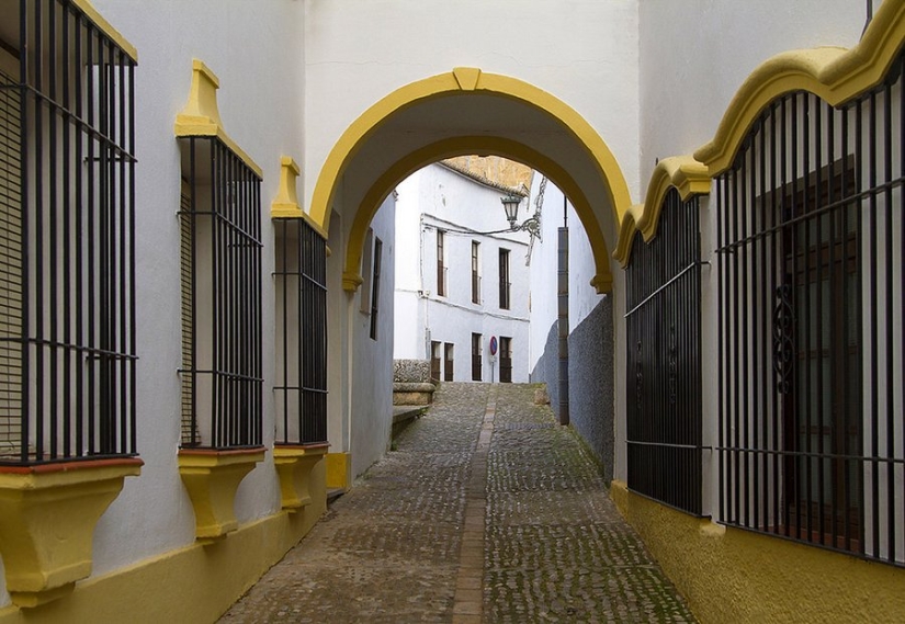Volando sobre el desfiladero de Ronda: una ciudad extraordinaria en las rocas Volando sobre el desfiladero de Ronda: una ciudad extraordinaria en las rocas