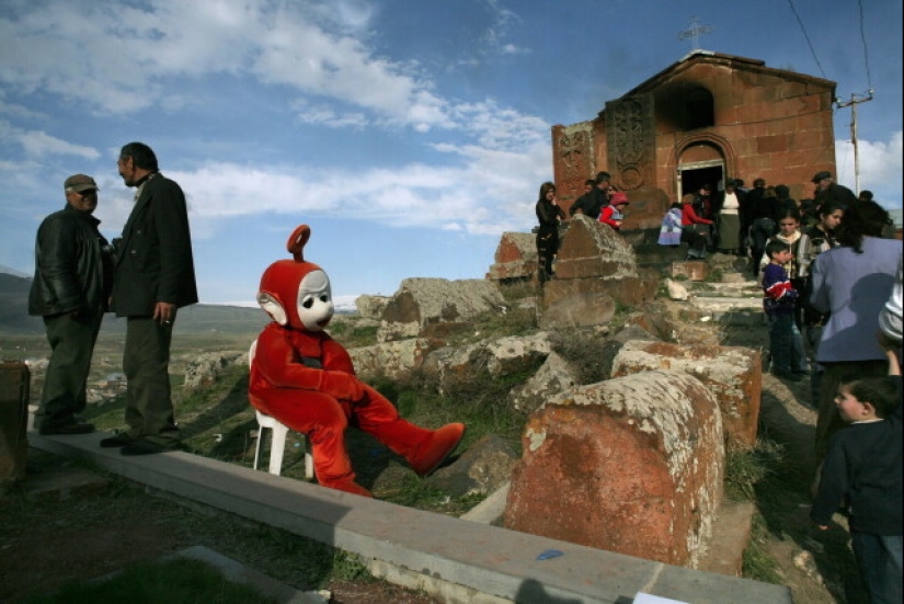 &quot;We shoot to make people ask questions&quot;: a selection of photos desperately demanding explanations
