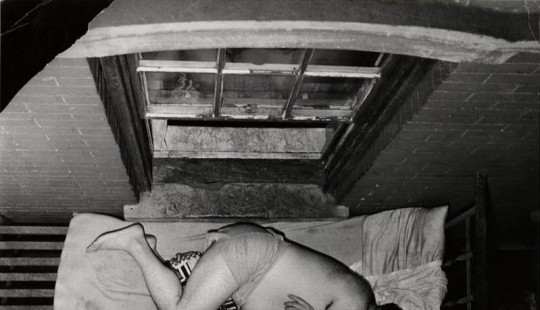 Weegee es un fotógrafo inquieto que ha estado en todas partes y en todas partes