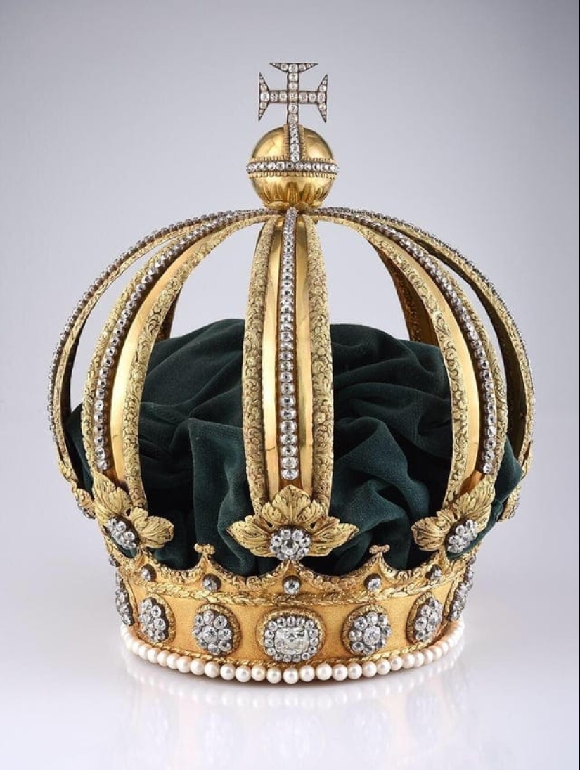 What 15 of the Most Amazing Crowns in History Look Like