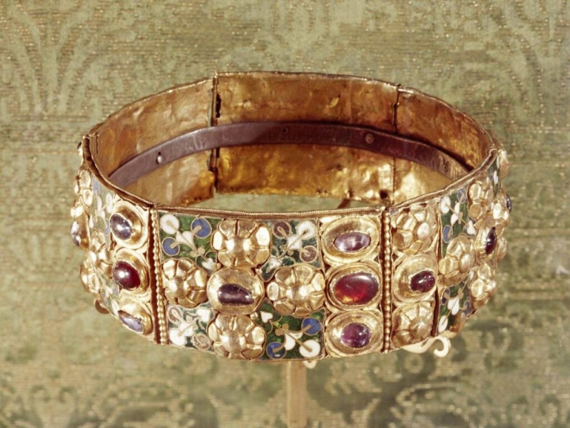 What 15 of the Most Amazing Crowns in History Look Like